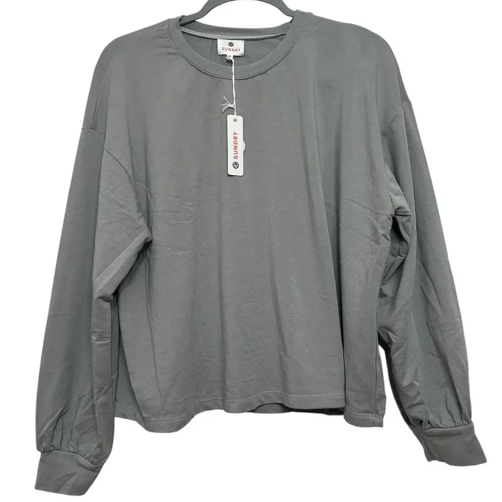 Sundry women’s NWT’s long sleeve lightweight soft sweatshirt. Size medium